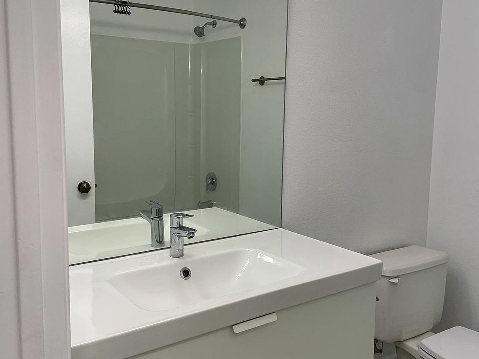 2nd Bath with tub/shower