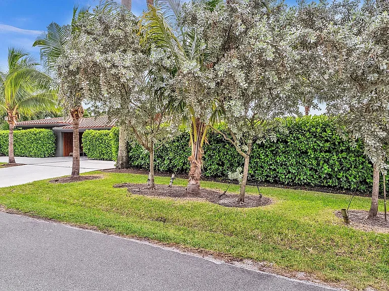 1740 Poinsettia Dr — Photo 59