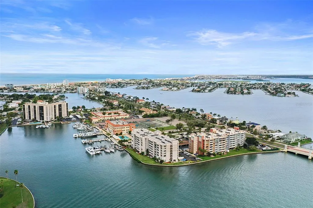 1 bed, 1.0 bath, 885 sqft, $2,200 — Photo 1