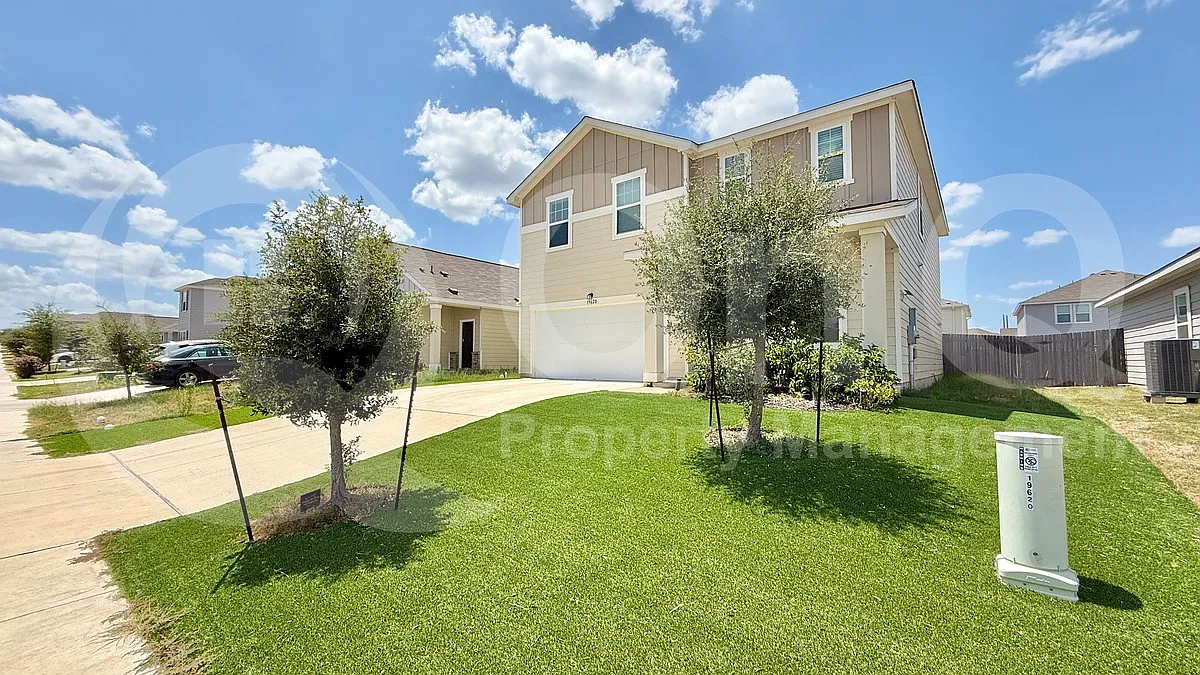4 bed, 2.5 bath, 2338 sqft, $2,495 — Photo 2