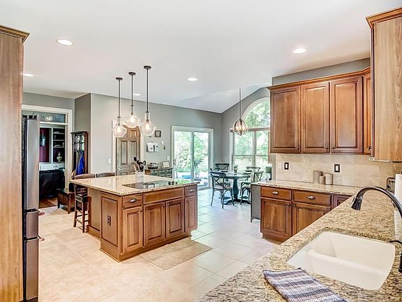 3rd image of 5852 Willow Bend Ln