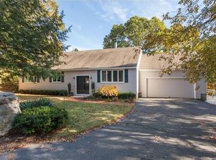 11 Ridgewood Dr, Old Saybrook, CT 06475