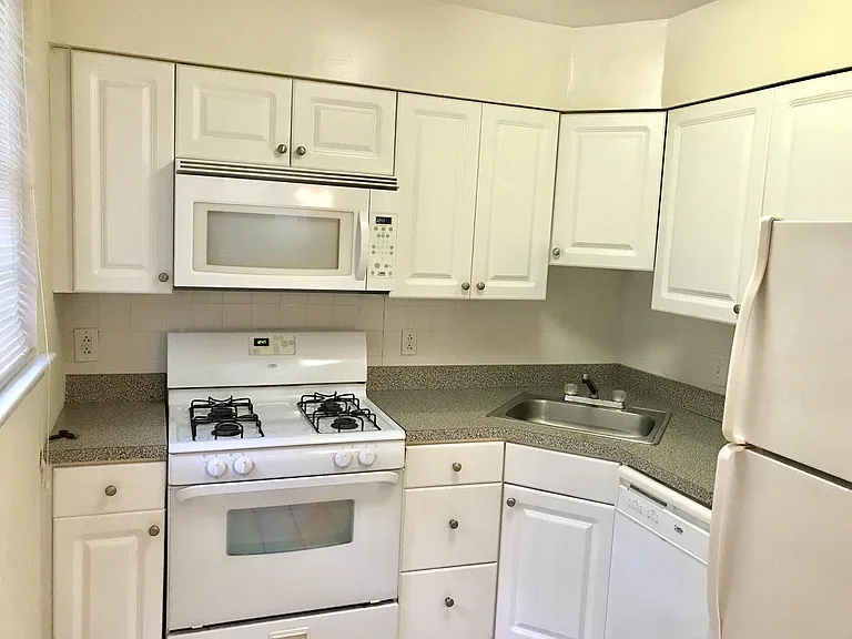 3024 W Queen Ln — Photo 4
