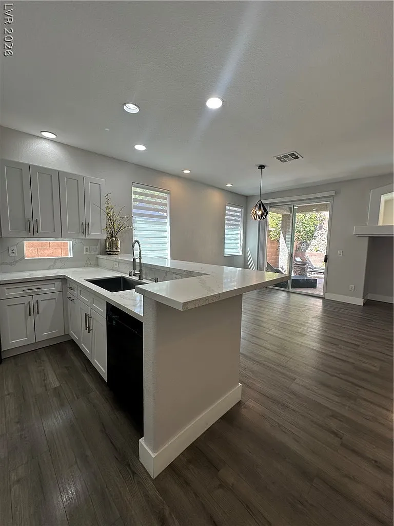 3 bed, 3.0 bath, 1922 sqft, $3,950 — Photo 4
