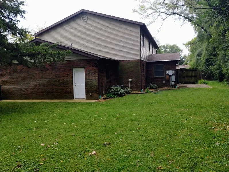 3 bed, 2.5 bath, 1600 sqft, $2,200 — Photo 2