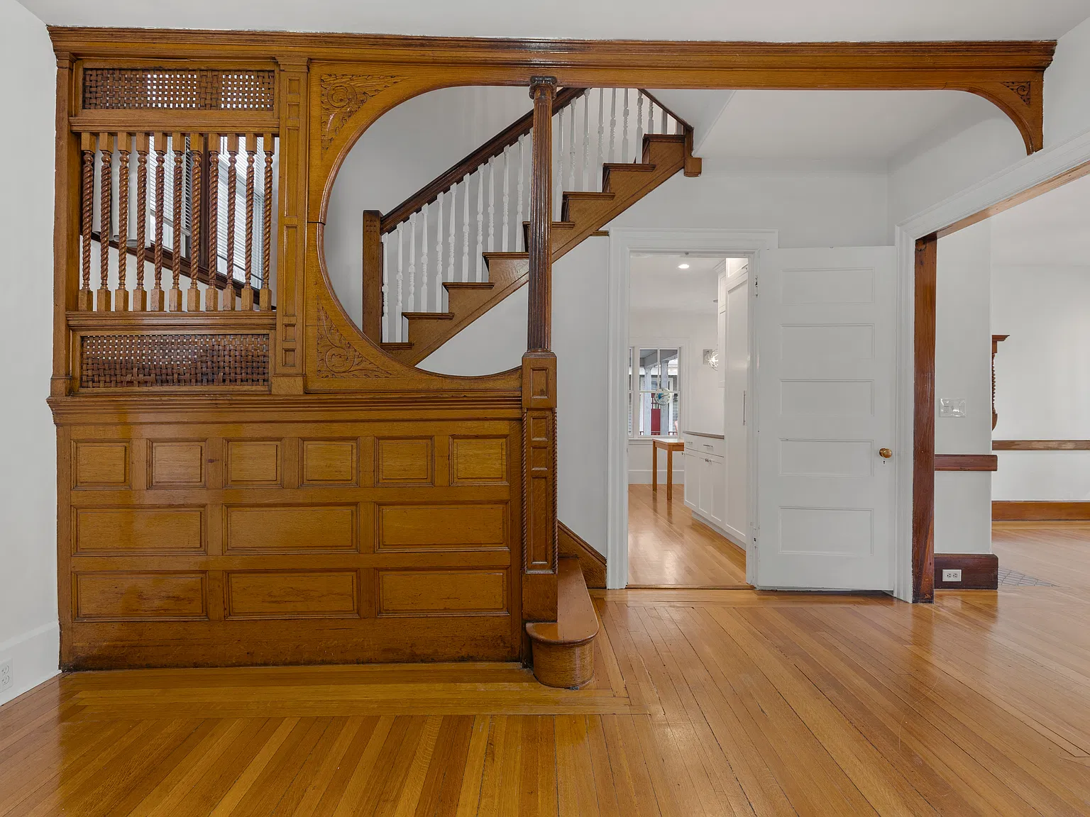 6 bed, 3393 sqft, $8,500 — Photo 2