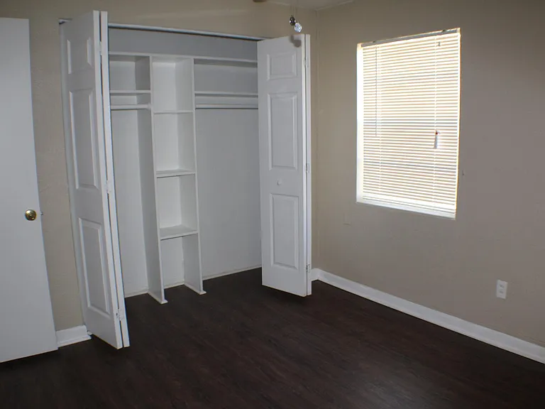 595 Brentwood Dr — Photo 7