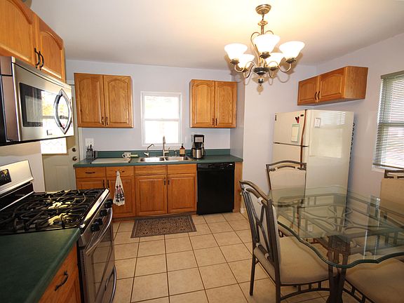 4th image of 520 Rose St