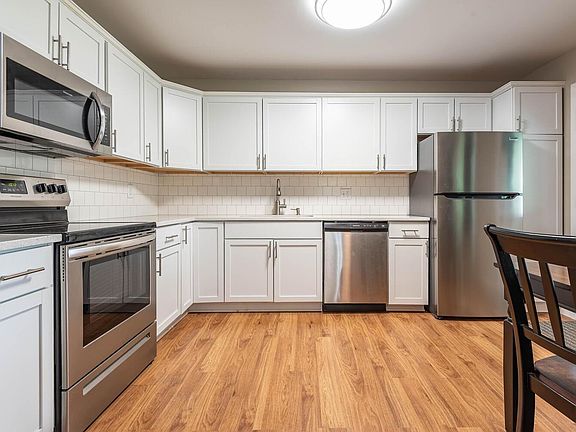 5th image of 621 S Village Dr