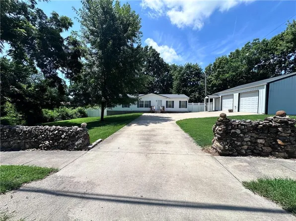 301 E Colt St, Windsor, MO 65360