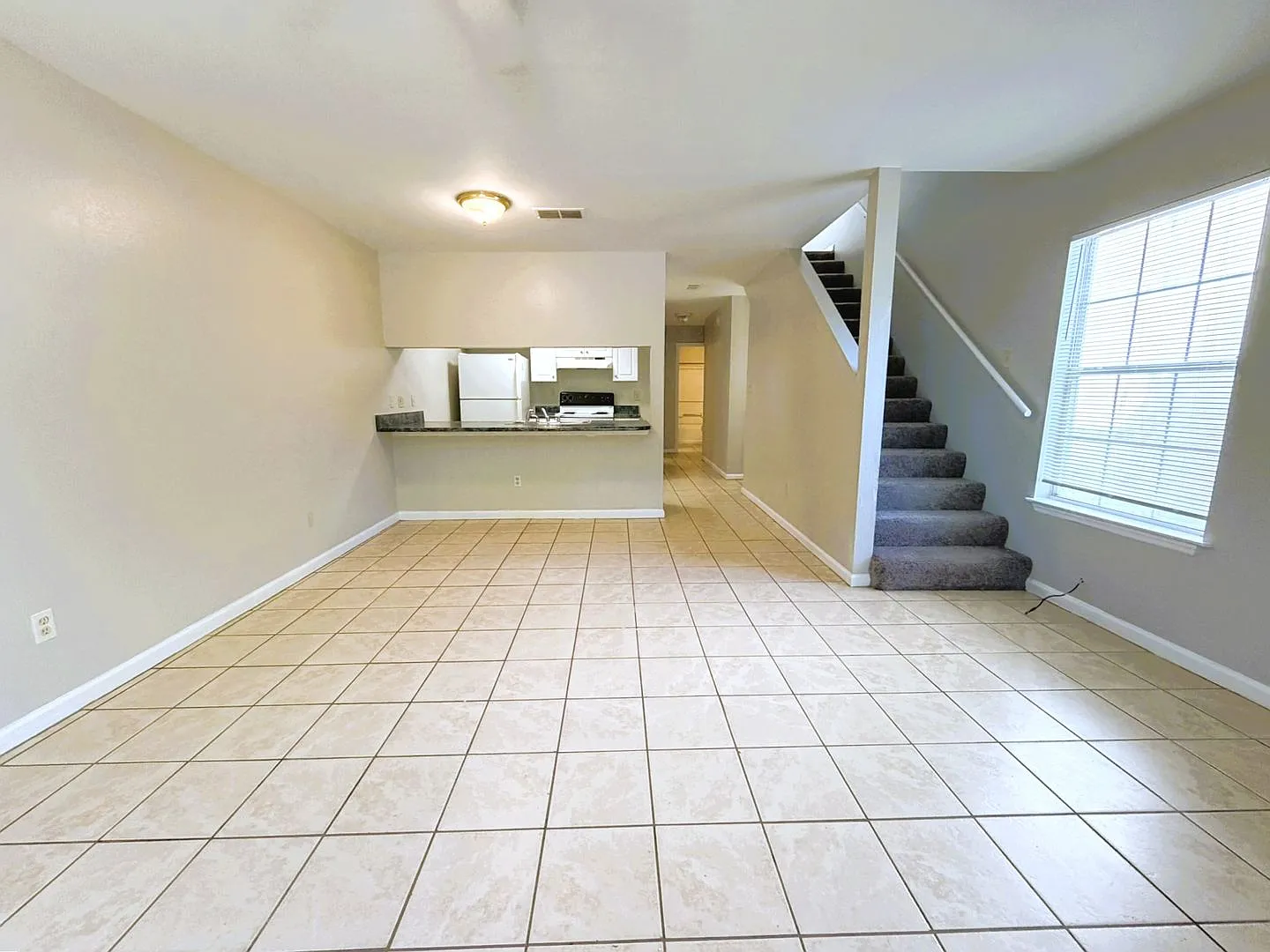 Awesome 3/3 W/ Open Kitchen W/ Bar, W/D, New Paint, Walk In Closets! $1395/Month Avail Now! — Photo 4