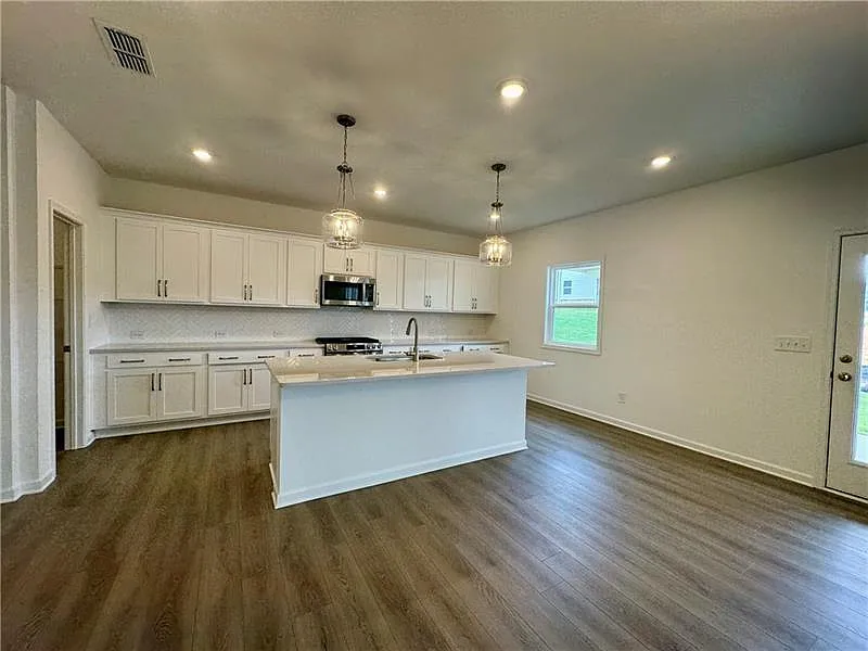 5 bed, 4.0 bath, 3348 sqft, $3,200 — Photo 4