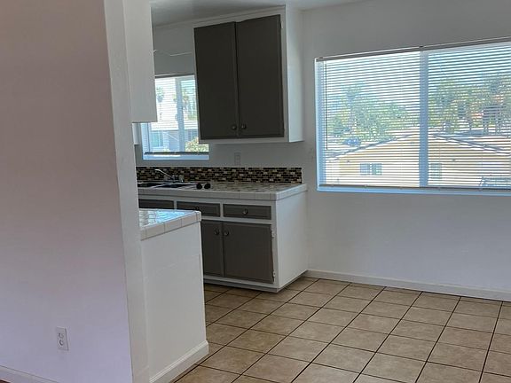 4th image of 1040 E Grand Ave #1040