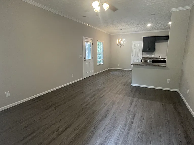 628 Alexandria Rd SW — Photo 2