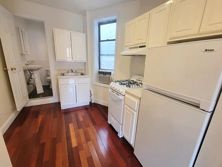 272 W 117th St #1B — Photo 2