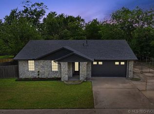 1406 N Cedar St, Owasso, OK 74055