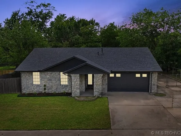 1406 N Cedar St, Owasso, OK 74055