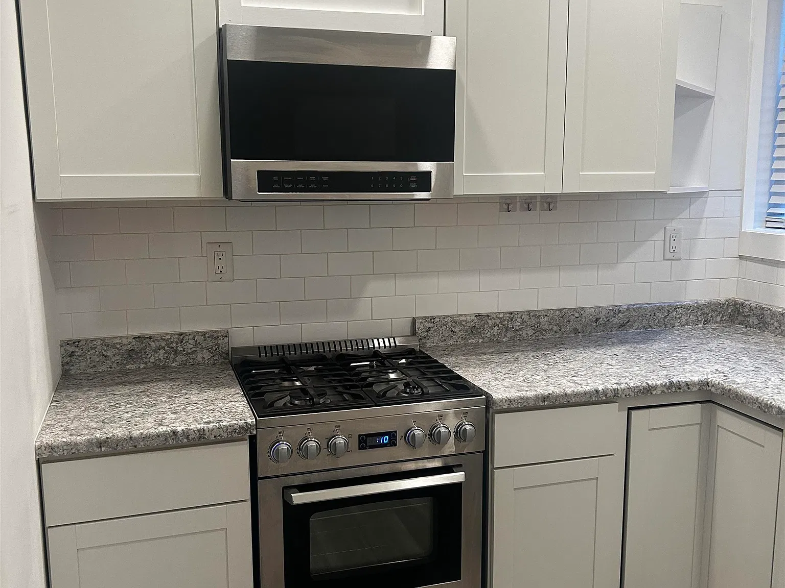 215 Mallory Ave — Photo 3