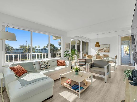 3rd image of 1221 Hillsboro Mile #39c