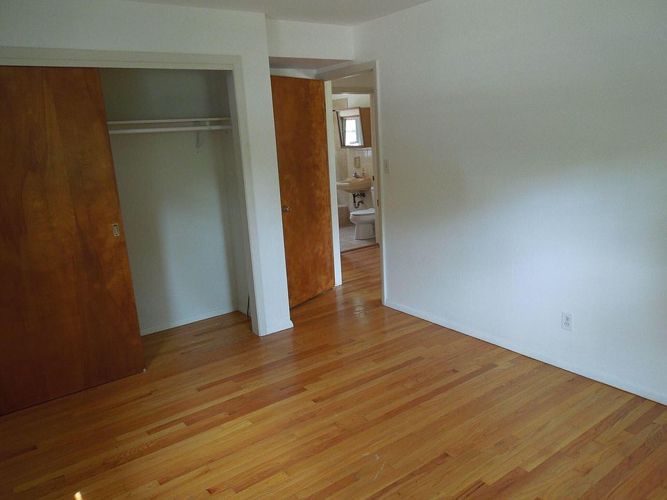 bedroom w/ closet
