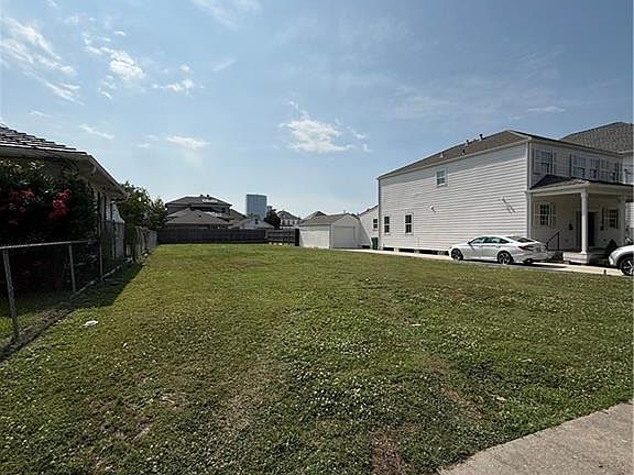 4th image of 414 Helios Ave