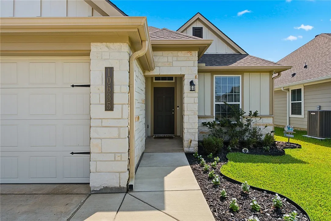 3 bed, 2.0 bath, 1466 sqft, $2,100 — Photo 2