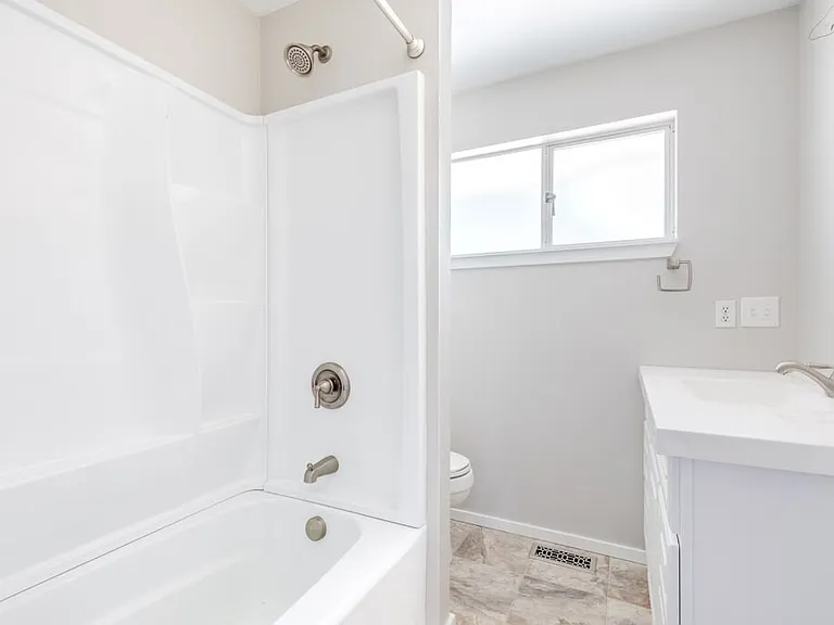 654 Jefferson Ave NE — Photo 12