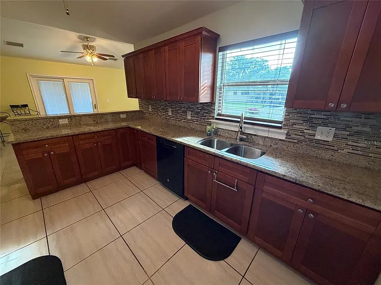 1131 Dogwood Ave — Photo 5