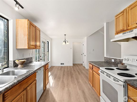 3rd image of 13611 124th Avenue Ct E