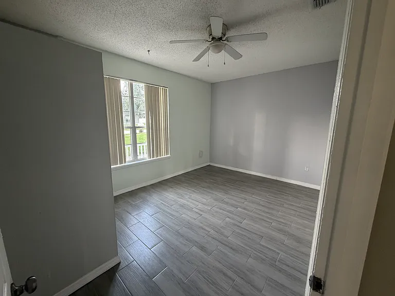 1642 Stanley Ave — Photo 5