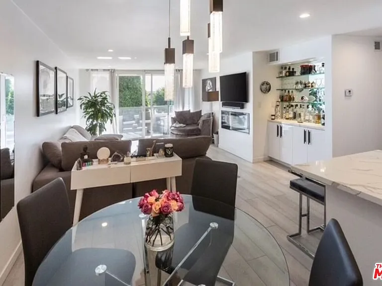 8535 W West Knoll Dr #212 — Photo 2