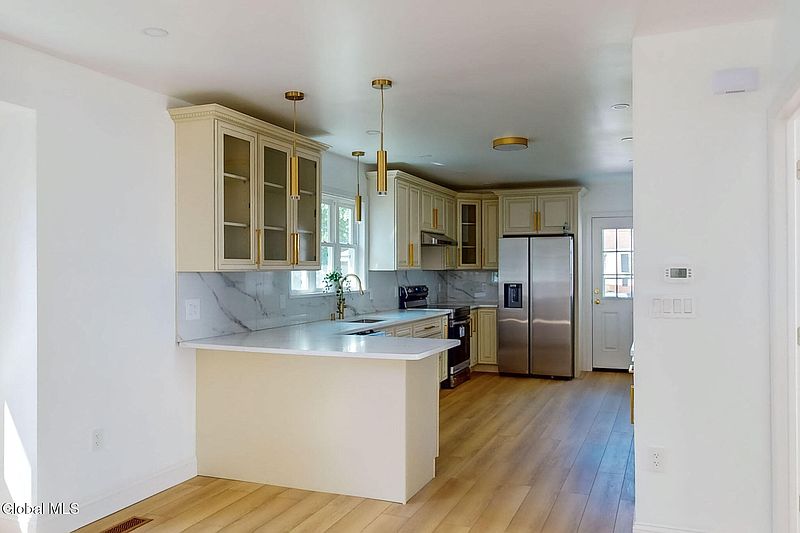 5th image of 450 Eleanor Street