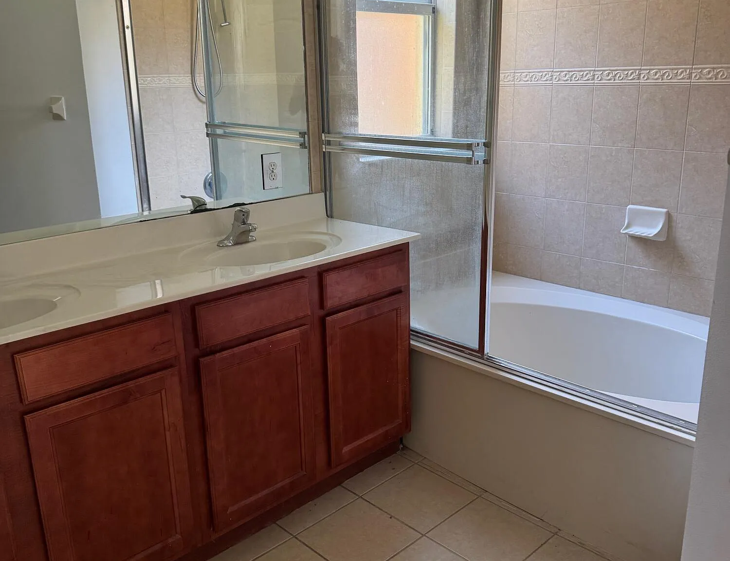 5 bed, 2.0 bath, 2063 sqft, $2,995 — Photo 3