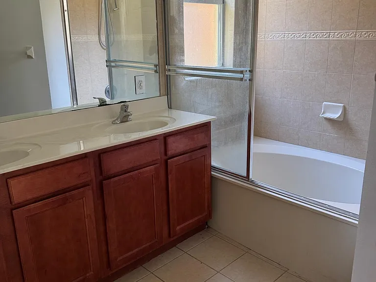 3977 NE 11th Dr — Photo 3