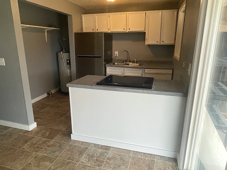 303 NW Cary St #303 — Photo 3