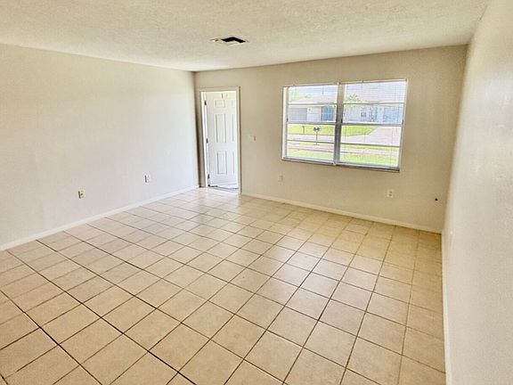 3rd image of 801 SE 8th Pl APT B
