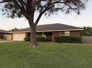14 SE Camelot Dr, Lawton, OK 73501