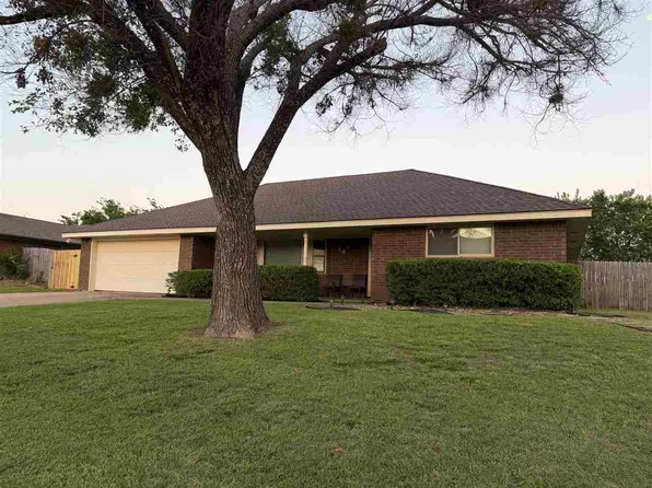 14 SE Camelot Dr, Lawton, OK 73501