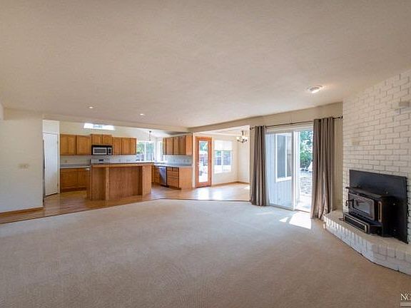 3rd image of 20 Burgundy Ct