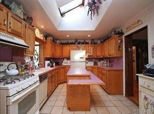 8 Old Stump Rd, Brookhaven, NY 11719