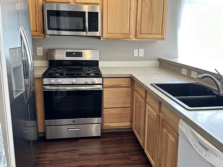 227 Pioneer Dr — Photo 4