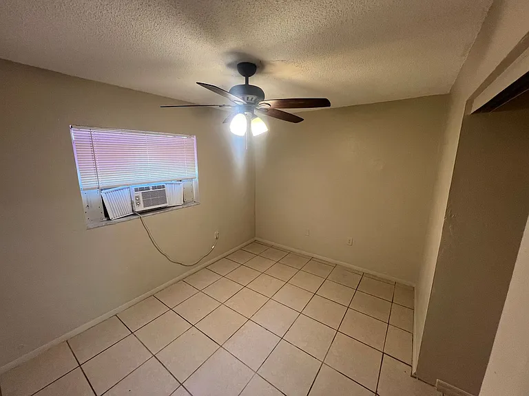 3920 Lora St — Photo 7