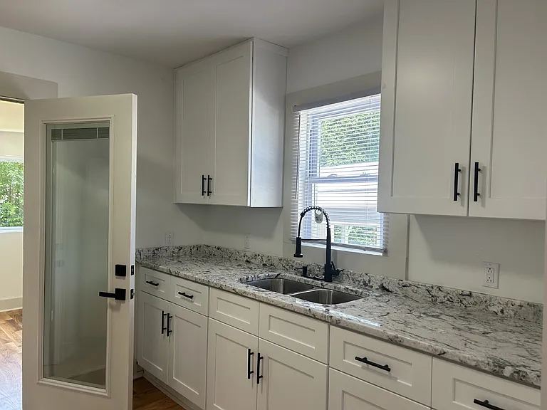 914 Linwood Rd — Photo 6