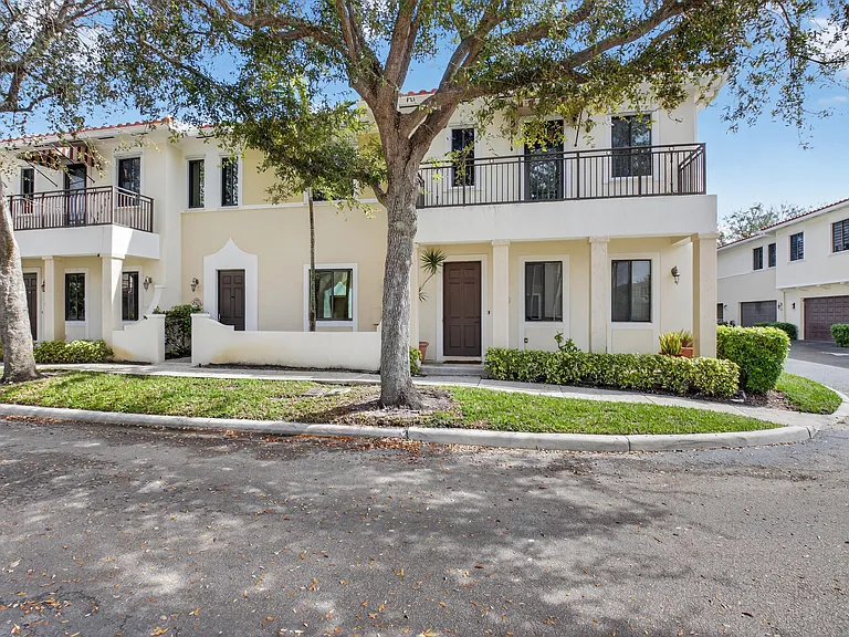 2515 Venetian Ct — Photo 1