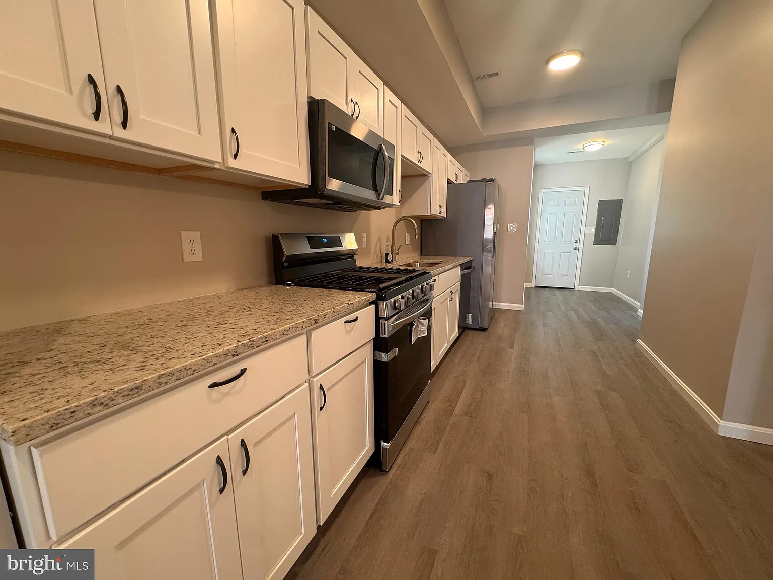 3 bed, 3.5 bath, 1884 sqft, $2,495 — Photo 2