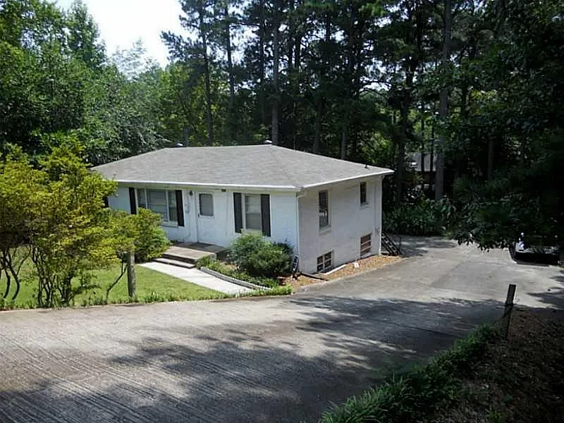 6 bed, 2.0 bath, 1200 sqft, $2,449 — Photo 3