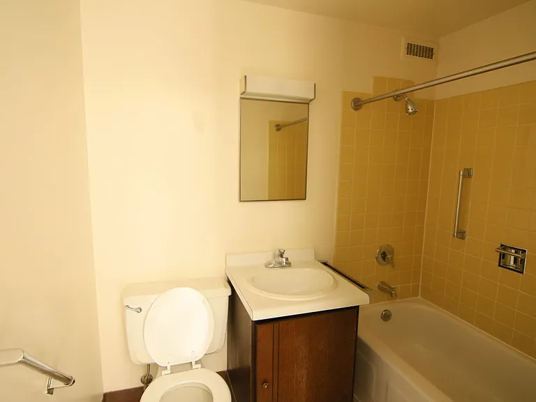 Skyrise Apartments — Photo 32