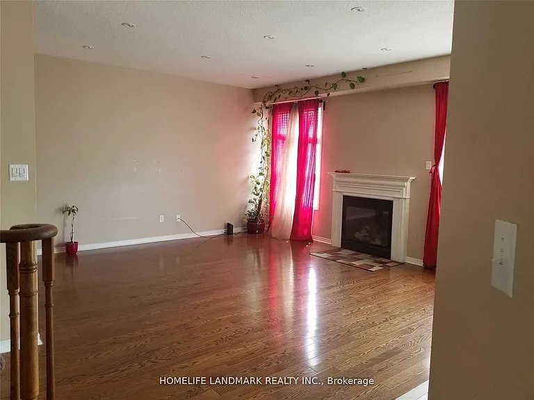16 Ainsbury Ave #MAIN — Photo 3