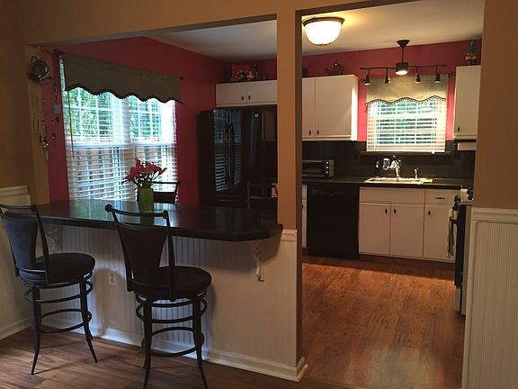 Spacious eat-in kitchen