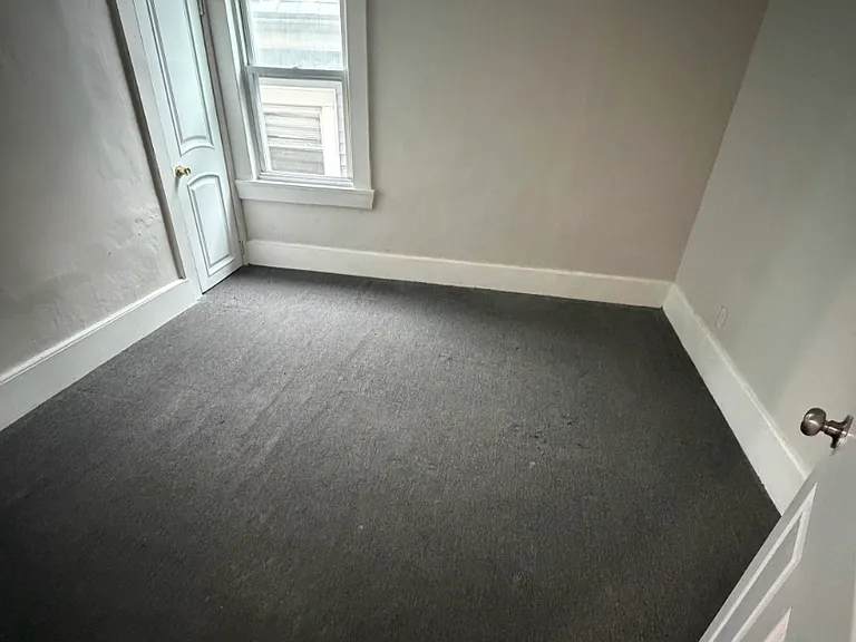 439-441 Rivet St 2E New Bedford Updated 2BR Near Shops, Parks & Major Routes — Photo 15